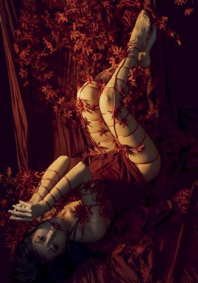异国女人在巴黎